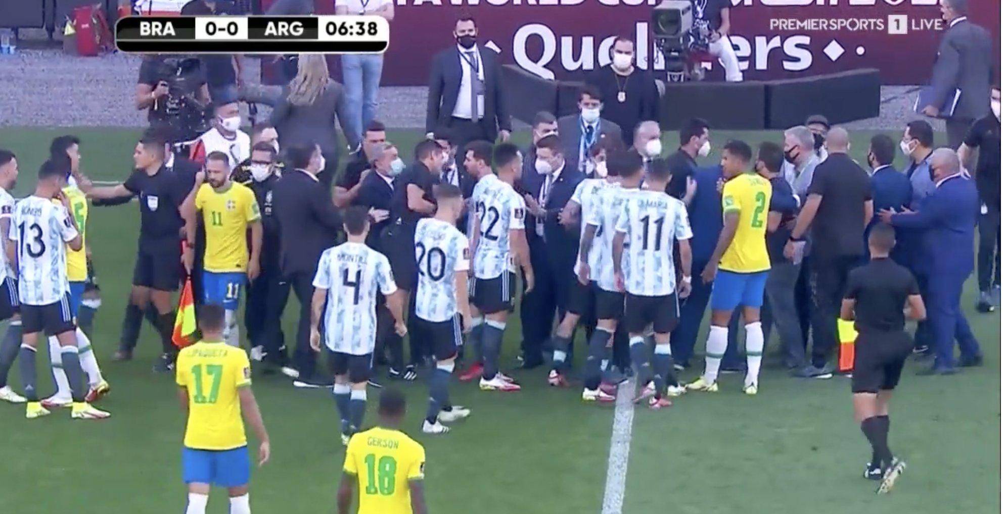 Nevjerovatne scene: Prekinuta utakmica Brazila i Argentine, zdravstveni radnici utrčali na teren
