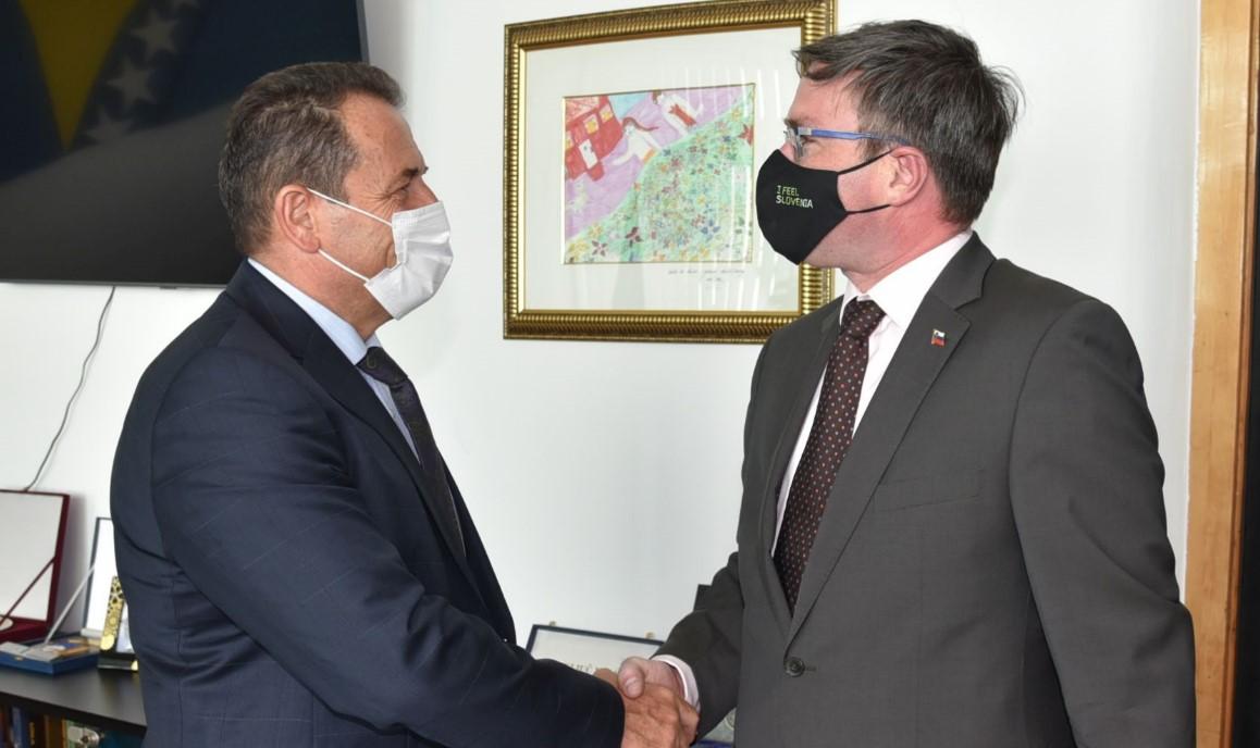Ministar Cikotić razgovarao s ambasadorom Damijanom Sedarom