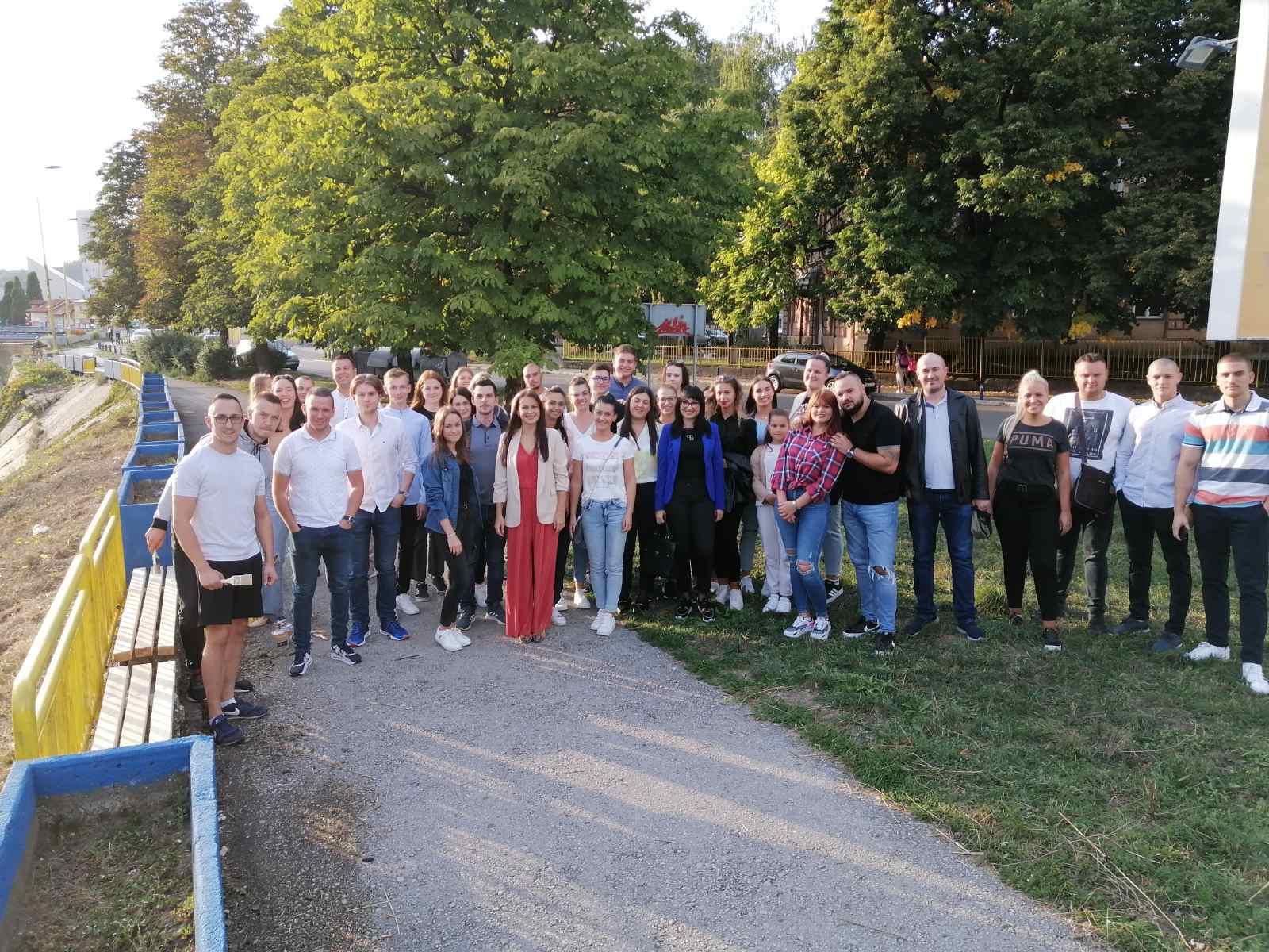 Organizirana akcija: Mladi SBB-a uredili šetalište u Tuzli