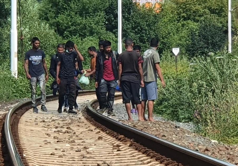 Migranti na pruzi u Blažuju - Avaz
