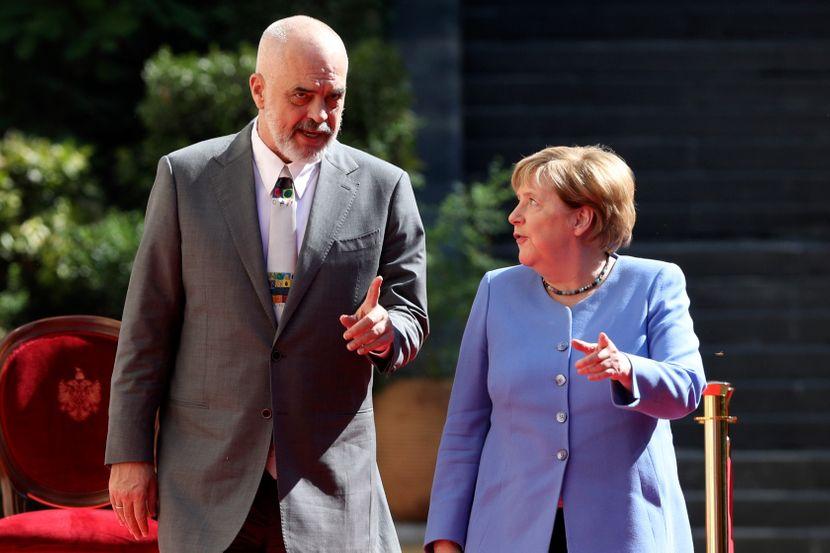 Gafovi Edija Rame: Merkel "zaglavljena" u Mercedesu, čudno rukovanje, čudna kravata i "patofne"