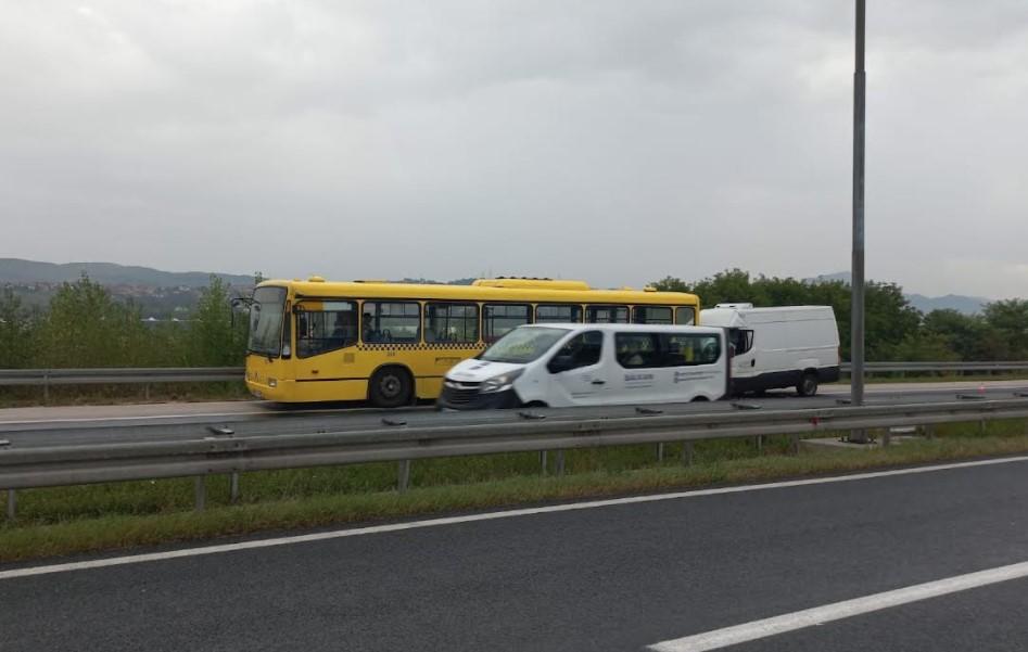 Kombi udario u autobus - Avaz