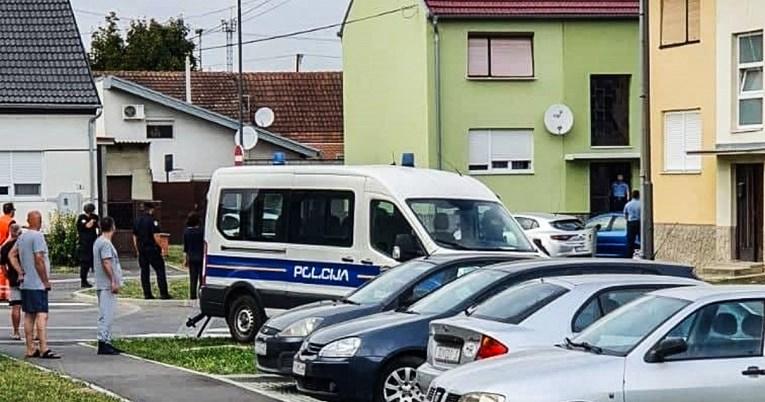 Drama u Osijeku: Razbio auto, pobjegao u stan, bacao namještaj na policiju: "Imam bombu"