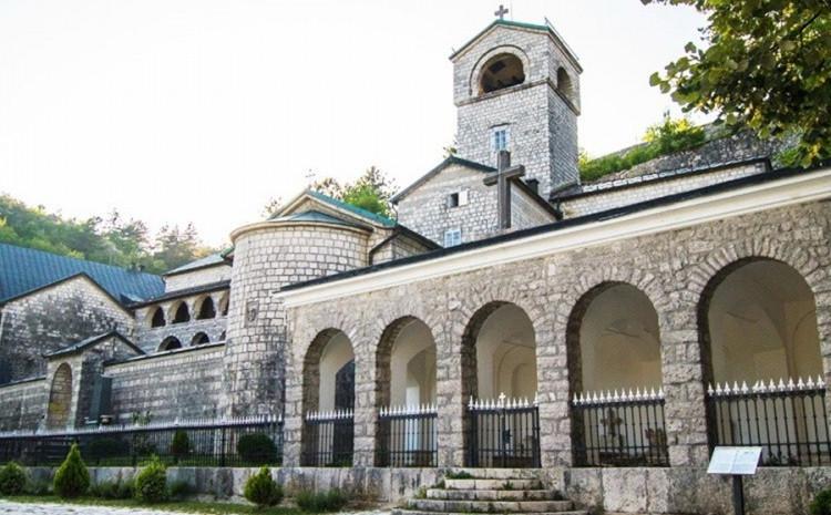 Jake policijske snage oko Cetinjskog manastira
