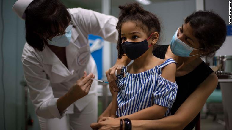 Djeca od 2 godine na Kubi primaju vakcine protiv korone, cjepiva im daju ljekari s Miki Maus ušima