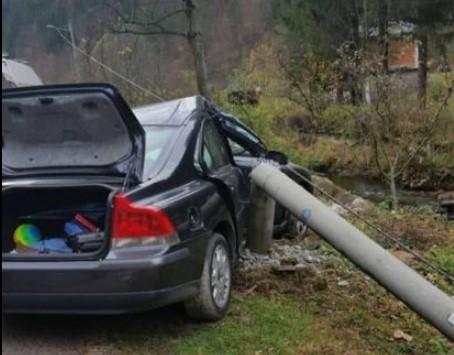Mladić iz Vogošće zadobio povrede opasne po žovot: Autom udario u stablo i betonski stub