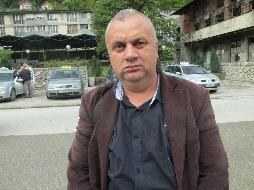 Vojin pavlović lijepio plakate u Srebrenici - Avaz