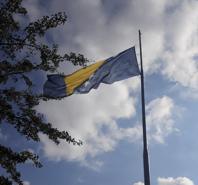 Nakon pisanja "Avaza": Postavljena nova zastava na Hum