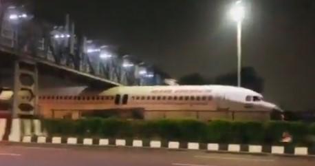 Avion se zaglavio ispod nadvožnjaka u Delhiju
