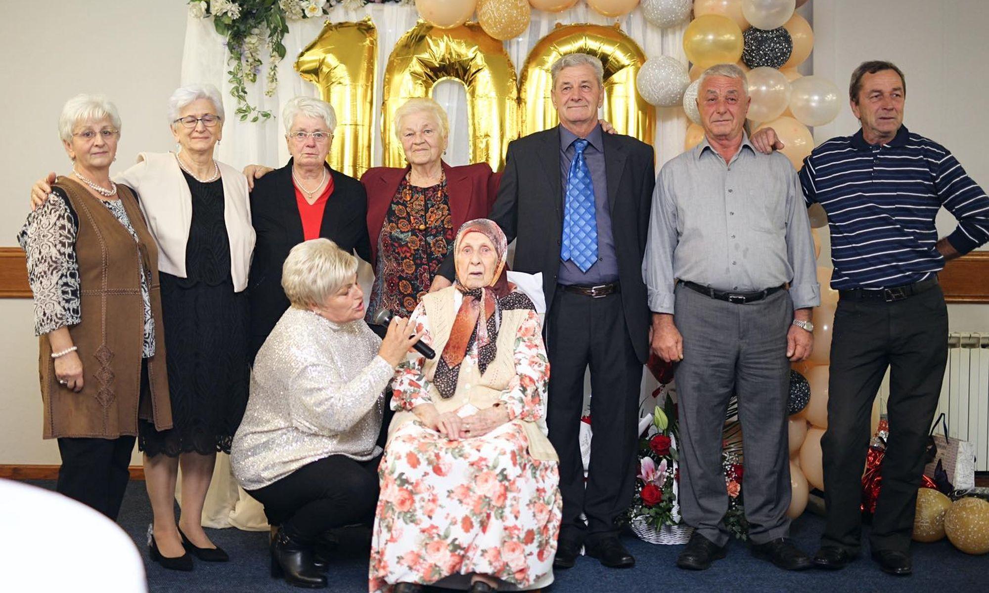 Starica Munira Mujkić navršila 100. godina: Na rođendansko slavlje stiglo sedmero djece, 15 unučadi i 13 paraunučadi
