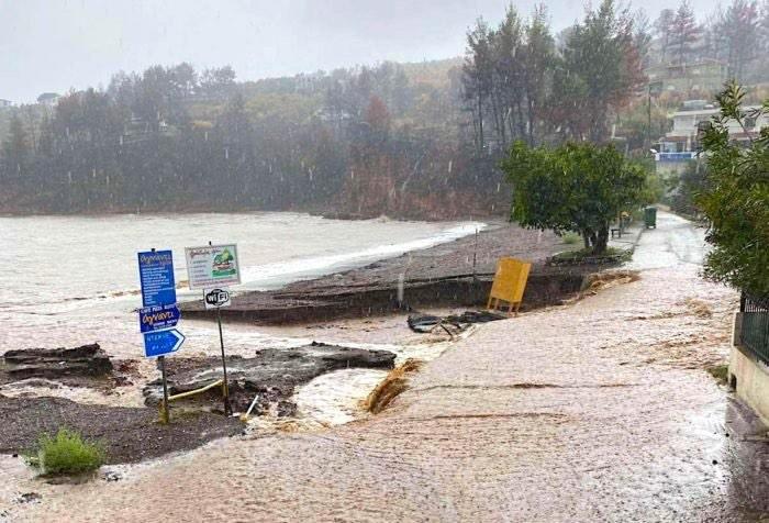 Ceste su prekrivene rijekama blata, a nekoliko mostova je uništeno - Avaz