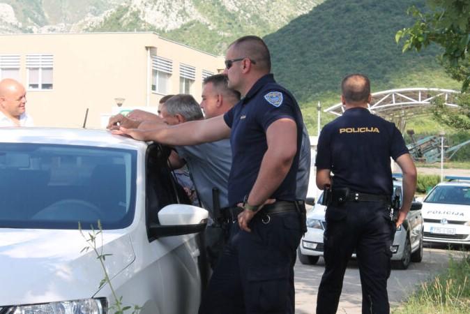 U Mostaru nestala djevojka, policija pretražuje kuće