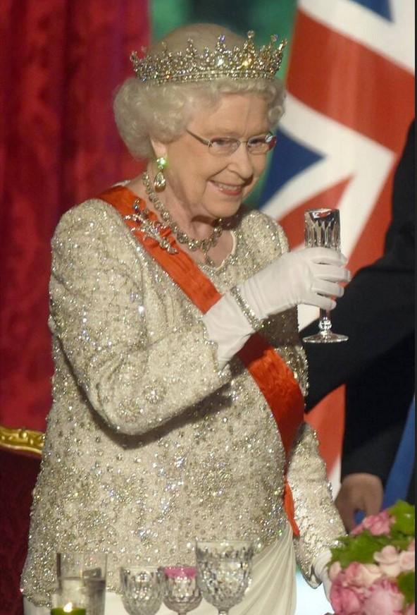 Kraljica, koja je nedavno prvi put u javnosti viđena u šetnji uz pomoć štapa, ranije je otkrila kako nije ljubiteljica vina - Avaz
