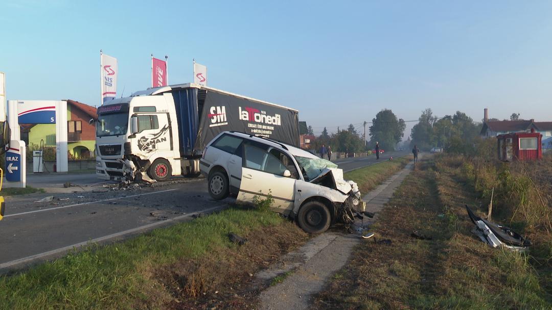 Smrskano vozilo na mjestu nesreće u Trnjacima: Poznat identitet nastradale žene