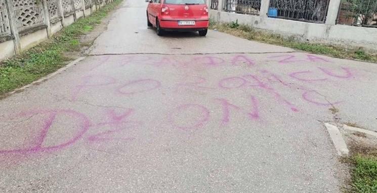 U selu osvanuo grafit podrške osumnjičenom za ubistvo porodice Đokić