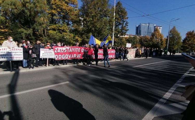 Sa današnjeg okupljanja građana ispred OHR-a - Avaz