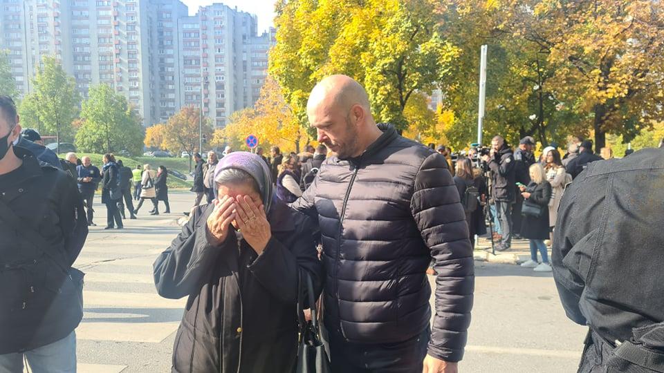 Tužne scene na mjestu stradanja sarajevskih policajaca: Majka Adisa Šehovića pustila suze