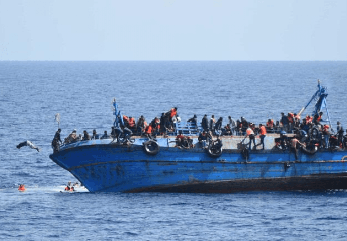 Grčka obalna straža spasila teretni brod s 400 migranata kod otoka Krete