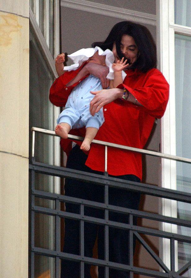 Majkl Džekson drži neoprezno sina - Avaz
