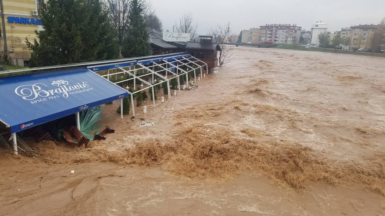 Zabrinjavajući snimci: Nabujala Željeznica poplavila ljetnu baštu restorana na Ilidži