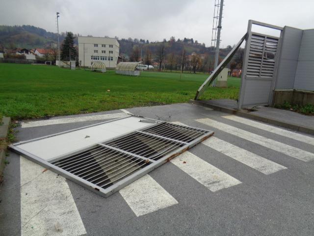 Polomljena ograda na ulazu u stadion FK Radnik - Avaz