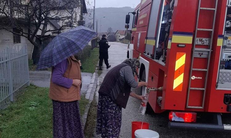 Općina Novo Sarajevo je dostavila cisternu sa sedam tona pitke vode - Avaz