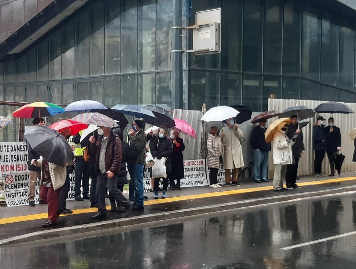 Građani Sarajeva ponovo protestuju: Ovog puta okupili se pred zgradom Delegacije EU