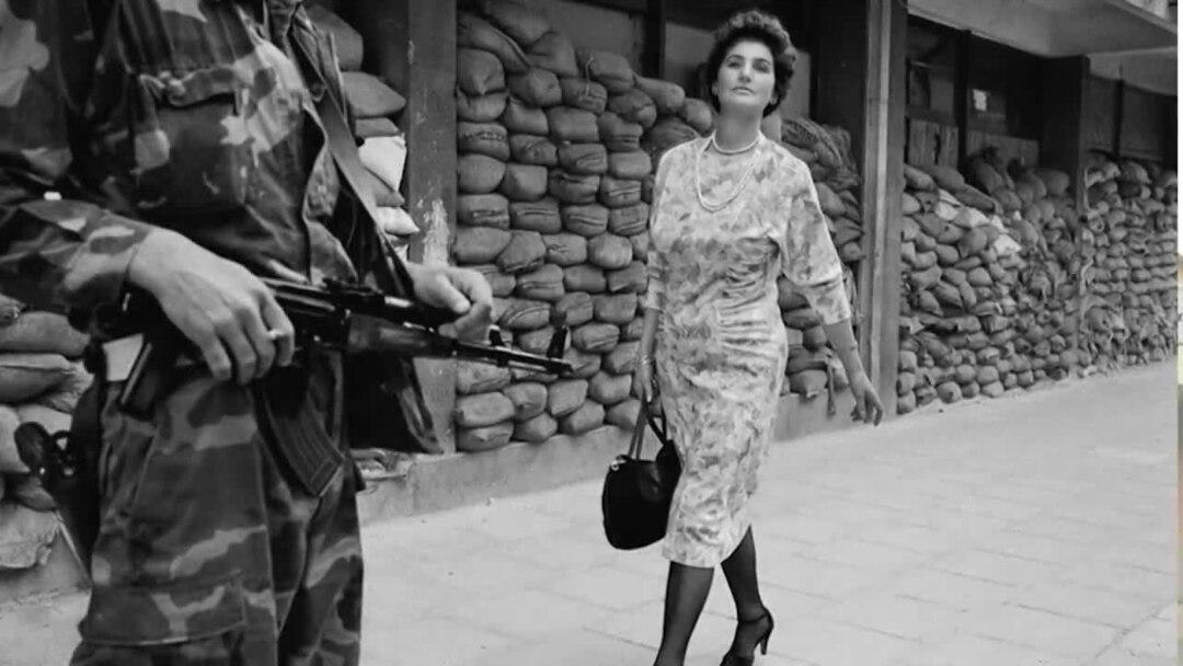 Fotografija "Žene koja je donijela glamur u ratnoj zoni" na aukciji s početnim iznosom od 1.500 funti
