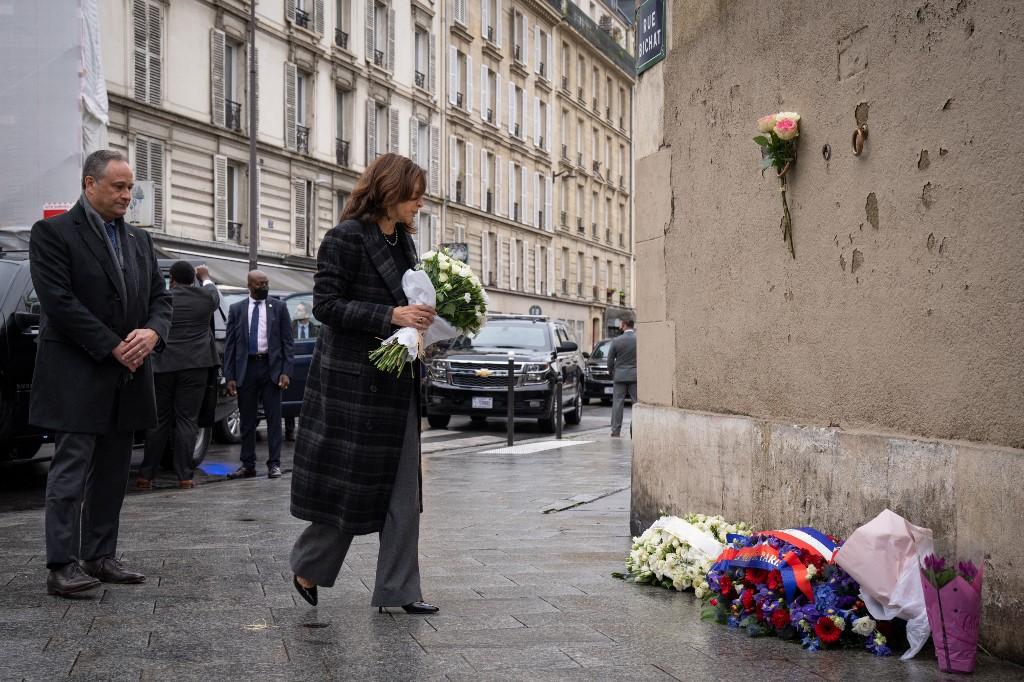 Kamala Heris odala počast žrtvama terorističkih napada u Parizu