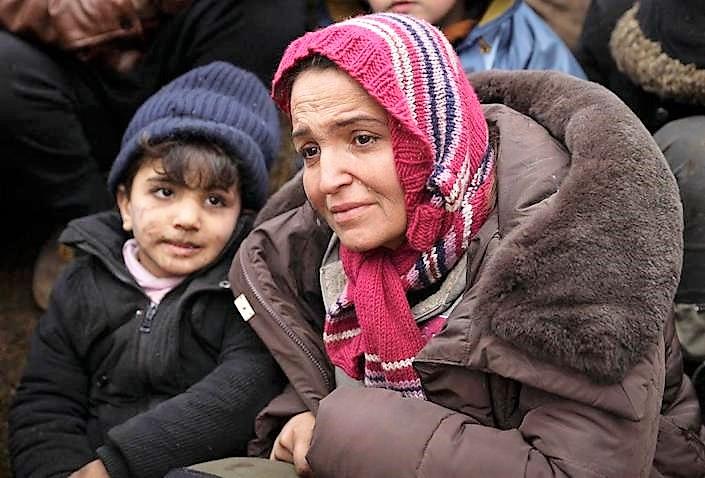 Migranti, uglavnom Kurdi, danima su zaglavljeni na granici na niskim temperaturama u šatorskim kampovima, griju se paleći drva do kojih dođu - Avaz
