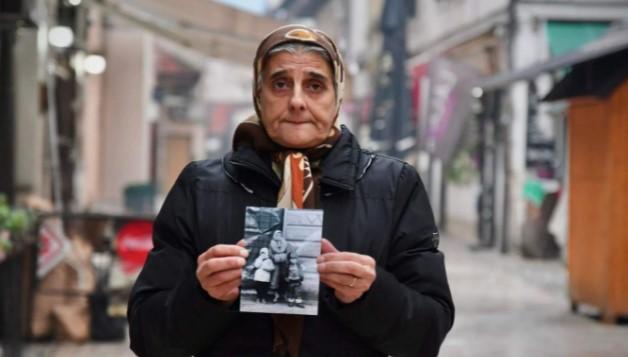 Majka dječaka Nermina Divovića, ubijenog iz snajpera, prosi na ulicama Sarajeva