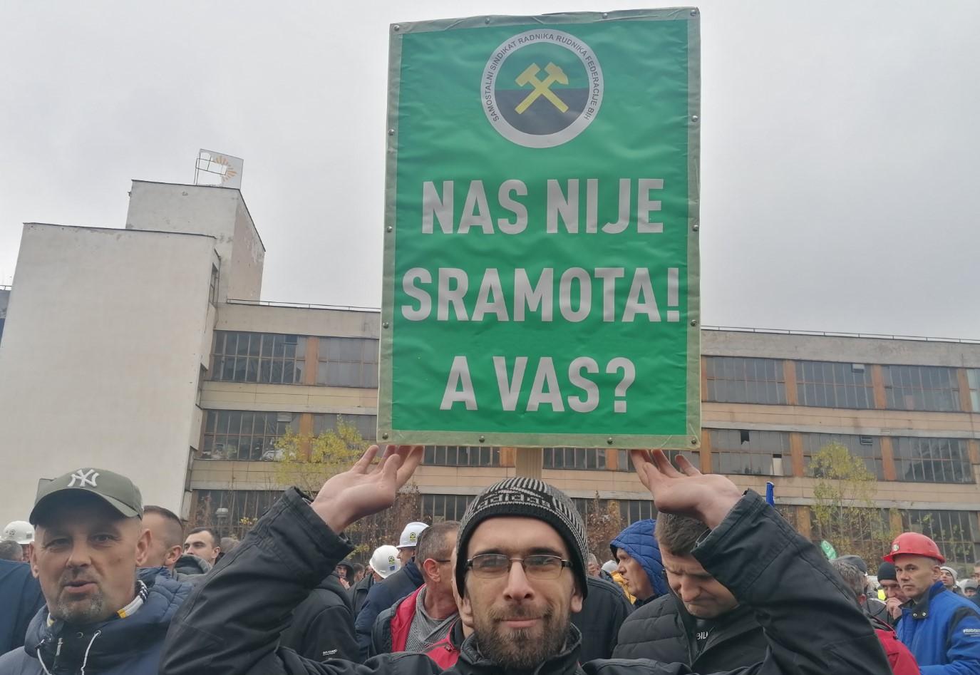 Protesti rudara ispred zgrade Vlade FBiH u Sarajevu: Jasne poruke - Avaz