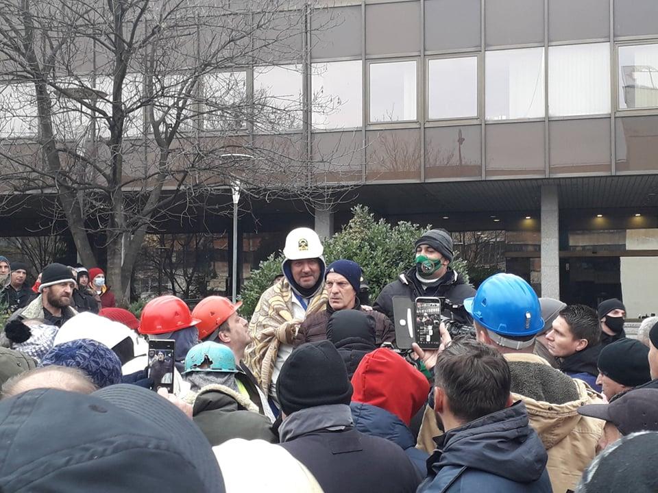 Okončani protesti ispred zgrade Vlade FBiH: Rudari se razilaze, prekidaju proizvodnju u rudnicima