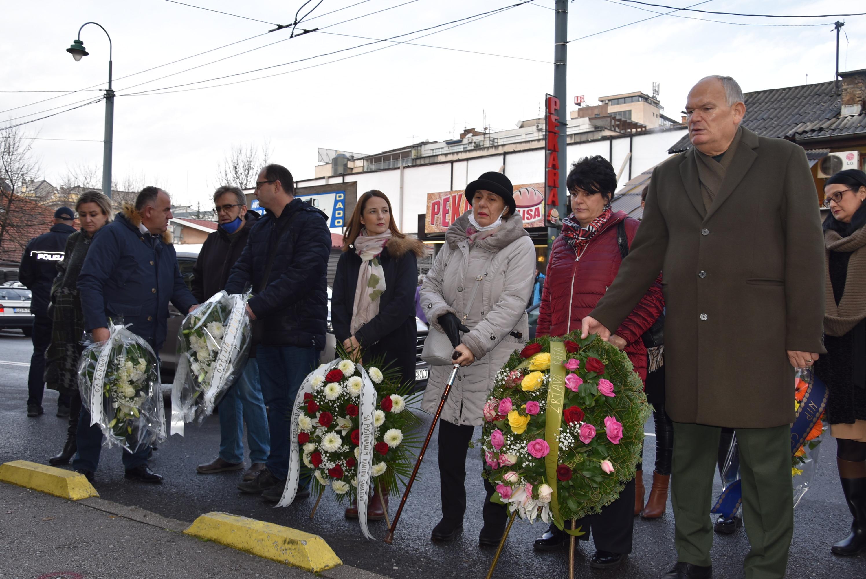 Softić-Kadenić na obilježavanju godišnjice masakra u ulici Hamdije Kreševljakovića: Zločinci moraju biti adekvatno kažnjeni