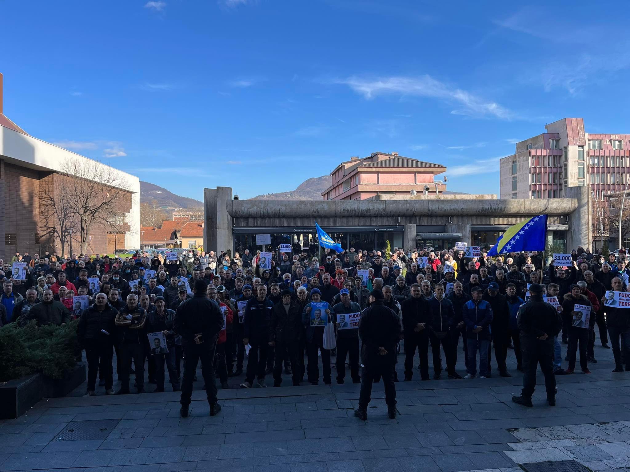 Građani se okupili ispred Gradske uprave Zenica i pružili podršku gradonačelniku Kasumoviću