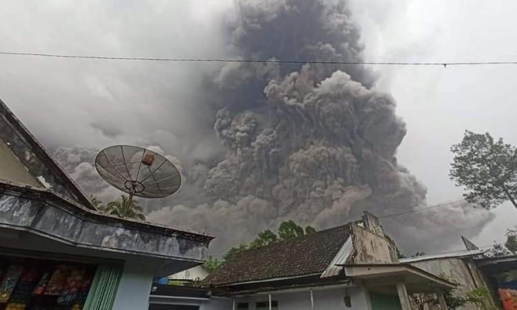 Vulkan u Indoneziji ponovno eruptirao, obustavljena potraga za nestalima
