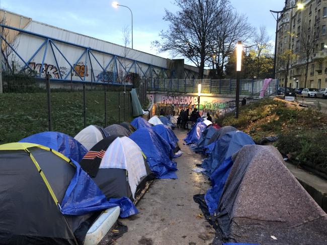 Šatori u kojima spavaju migranti - Avaz