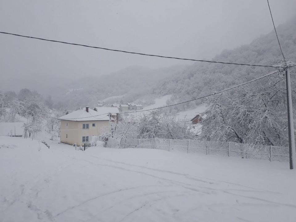 Snježne padavine napravile problem: Pojedina naselja u BiH ostala bez električne energije