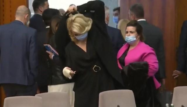Srbijanska ministrica Darija Kisić-Tepavčević slomljene ruke stigla na sjednicu Vlade