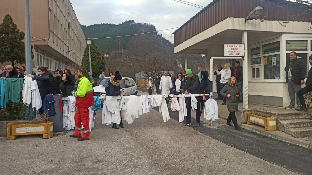 Zdravstveni radnici Opće Bolnice Konjic skinuli bijele mantile - Avaz