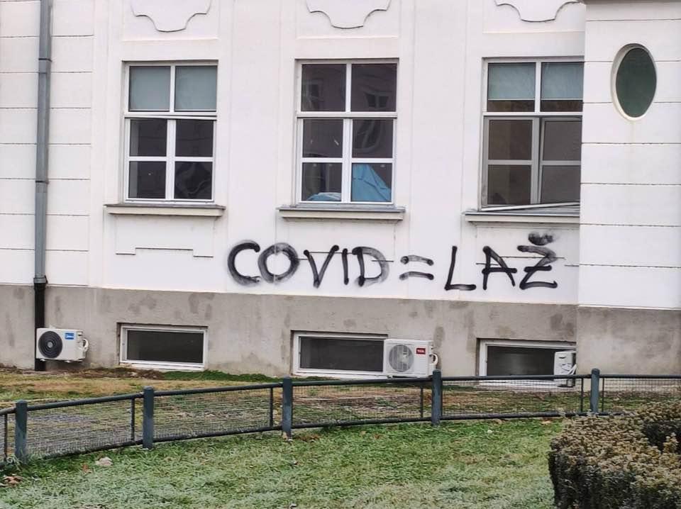 Doktor iz Osijeka o sramnom grafitu na zidu bolnice: Iza ovih prozora leže bolesnici na respiratoru