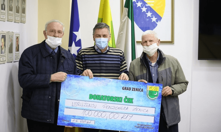 Fuad Kasumović uručio ček od 100.000 KM Udruženju penzionera