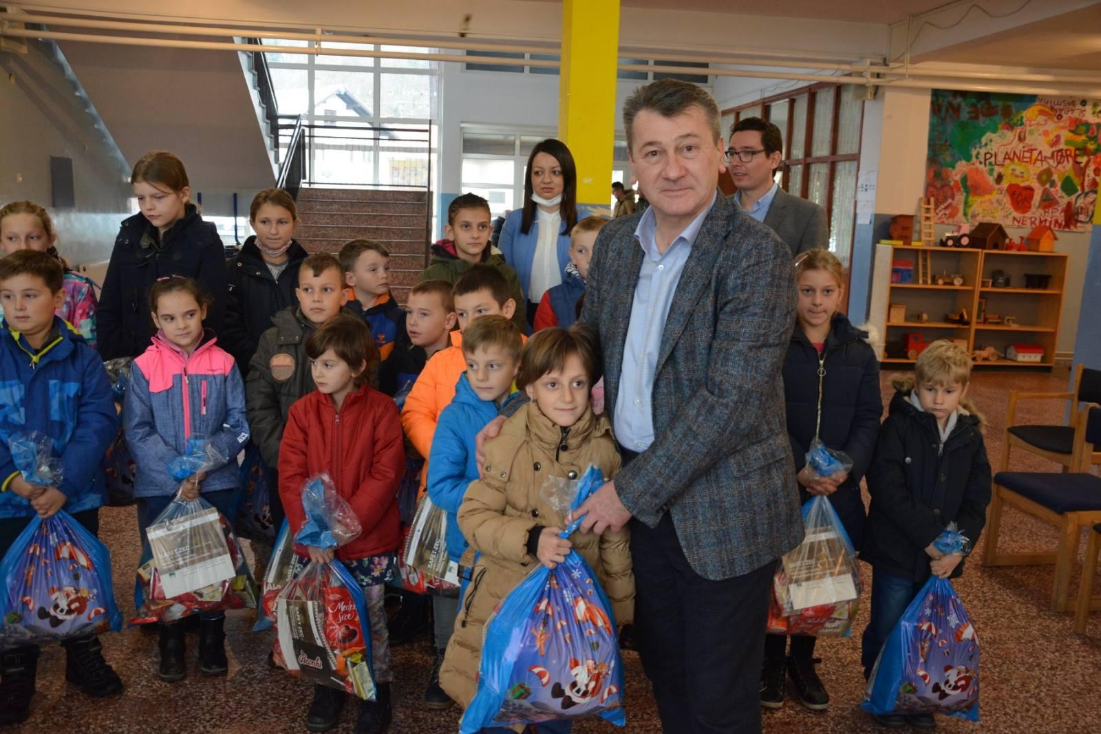 Načelnik Hadžibajrić posjetio povratničke porodice u Srebrenici: Pomoć za školu, porodice i novogodišnji paketići za djecu