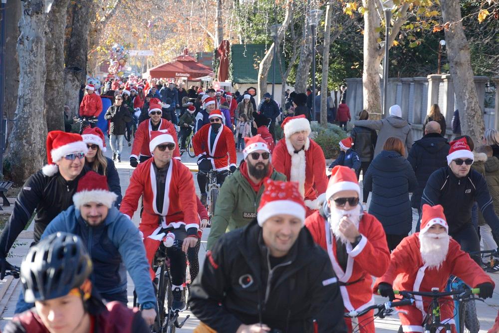 Djeda Mrazovi održali biciklijadu - Avaz