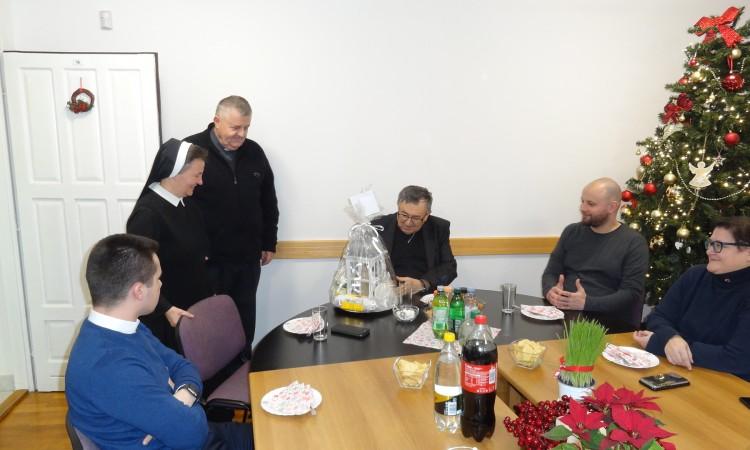 Kardinal Puljić prilikom posjete centrali Caritasa - Avaz
