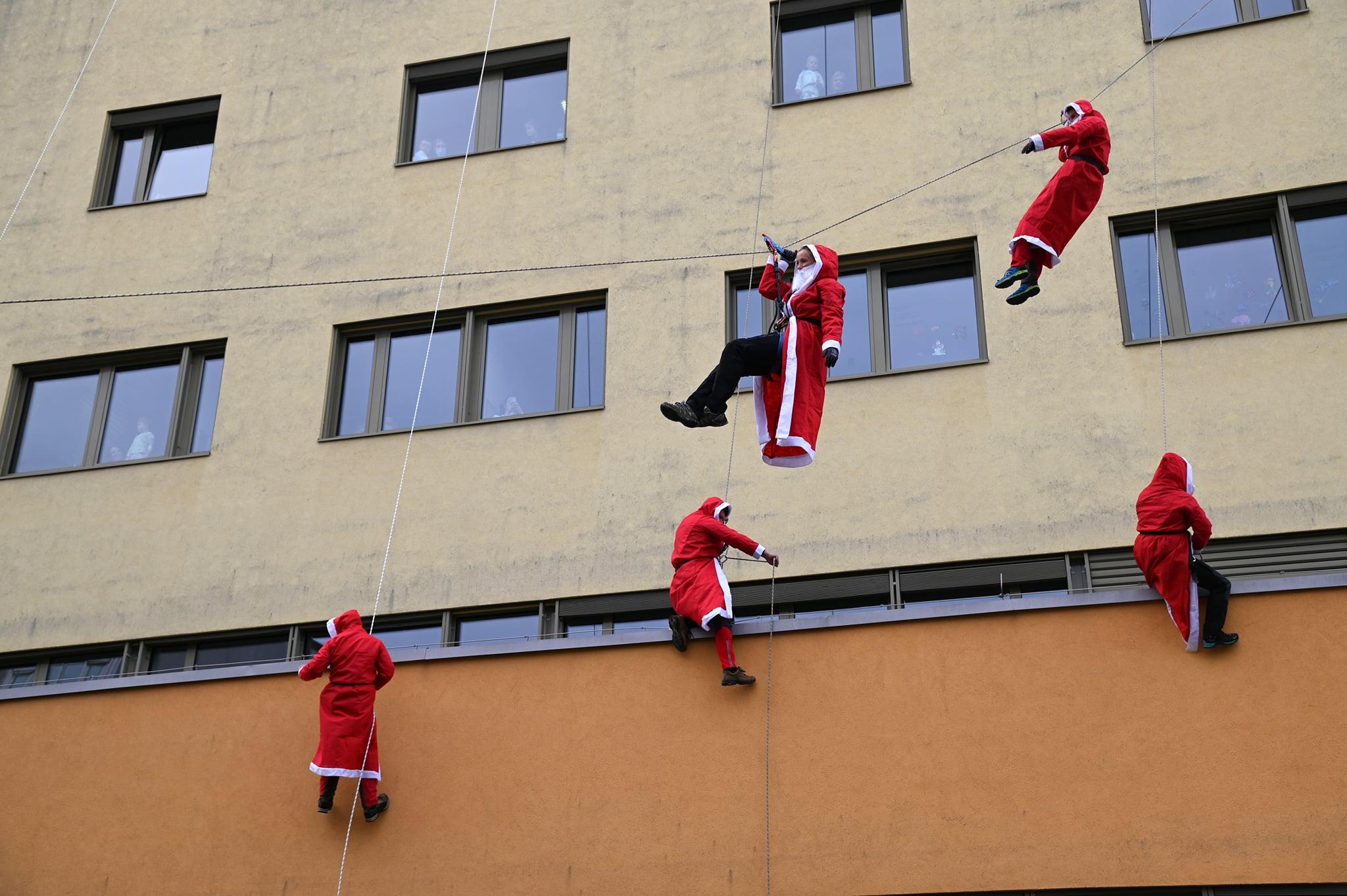 Djeda Mrazovi se spustili sa krova mariborske pedijatrijske klinike - Avaz