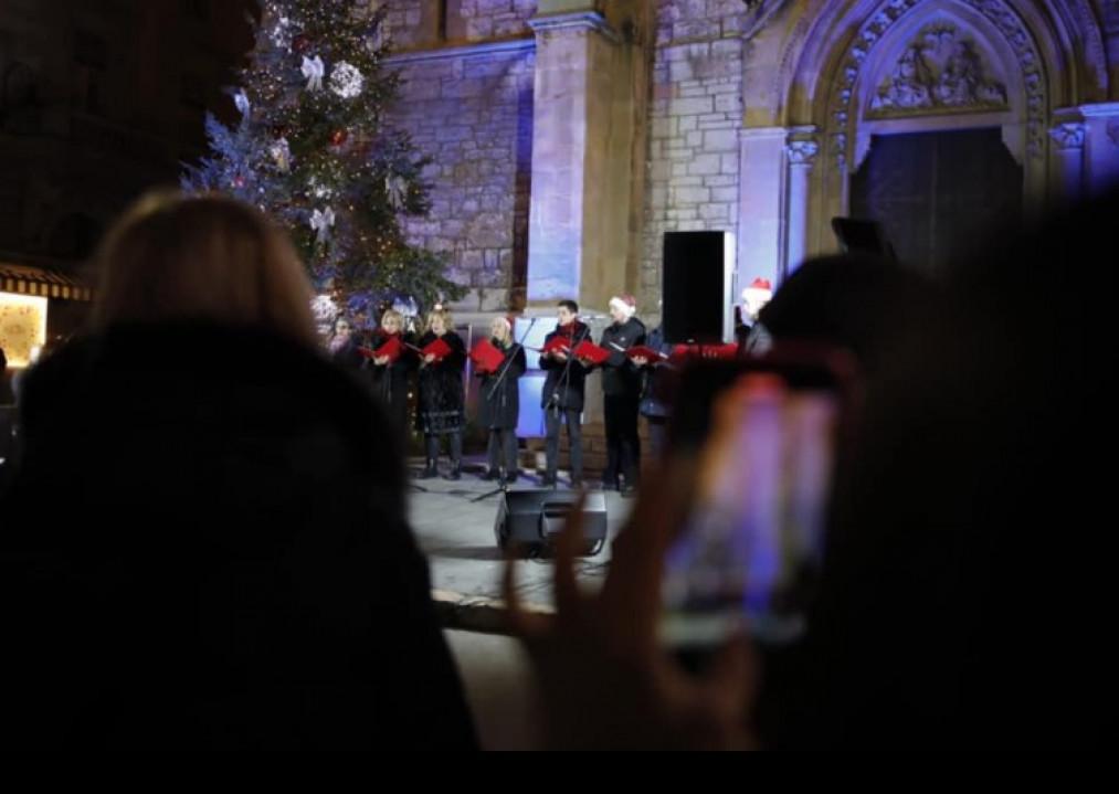 Muzičko veče ispred sarajevske katedrale uoči Božića - Avaz