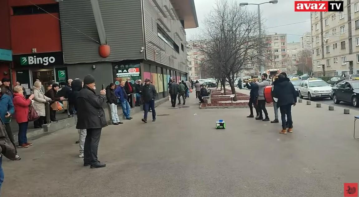Video iz Sarajeva / Trubači na Otoci zabavljali kupce i razvedrili tmurnu nedjelju