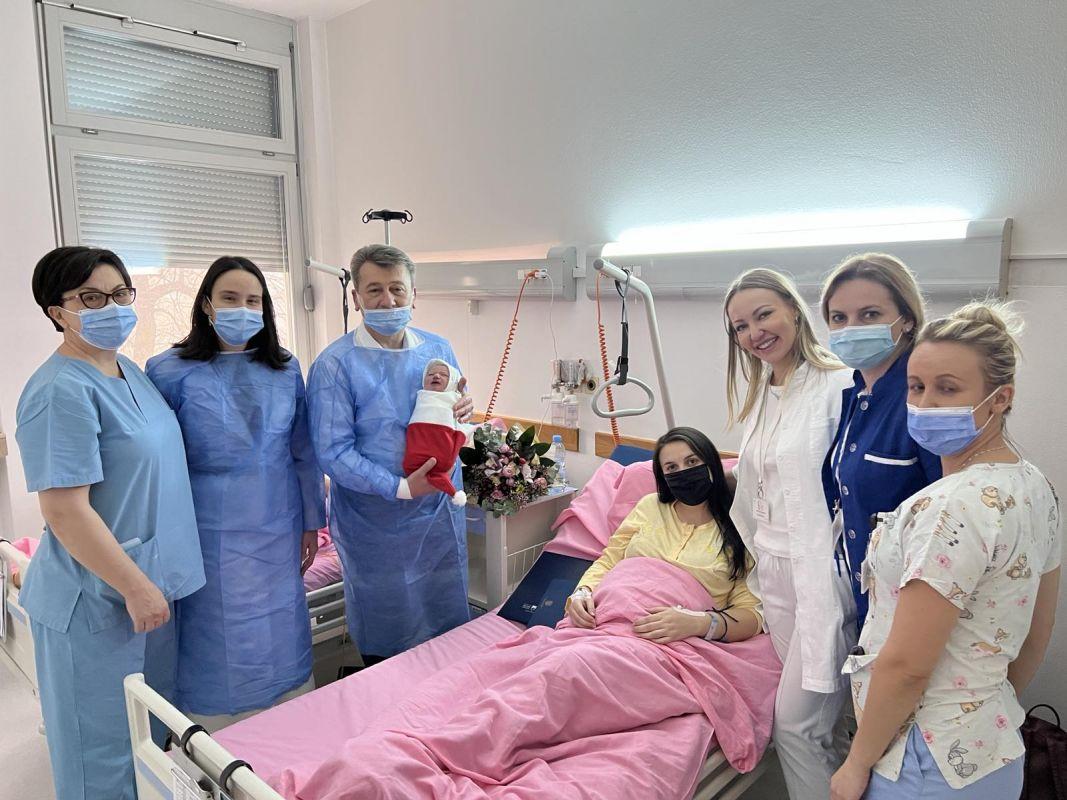 Hadžibajrić i Karić darovali prvu bebu u Općoj bolnici, pokloni za sve majke koje se danas porode