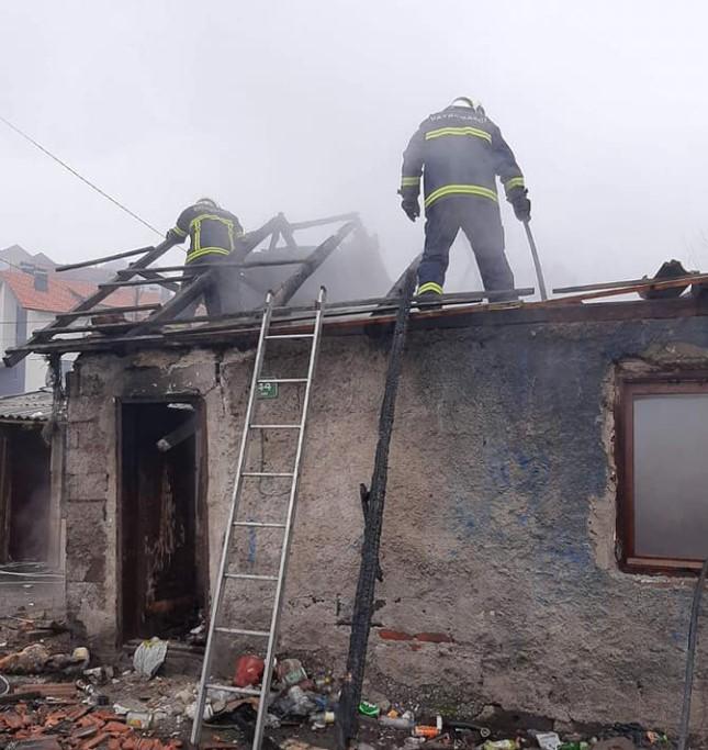 Vatrogasci pri gašenju požara u naselju Varda - Avaz